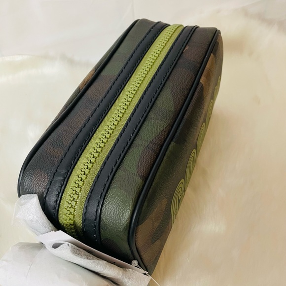 SOLD OUT NWT Coach travel kit in Signature Canvas with Como Print Coach patch - Picture 2 of 10